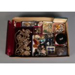 A tray of vintage and modern costume jewellery and collectables to include yellow metal jewellery