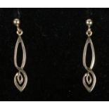 A pair of 9ct gold drop earrings. Drop 2.5cm. 1.65g.