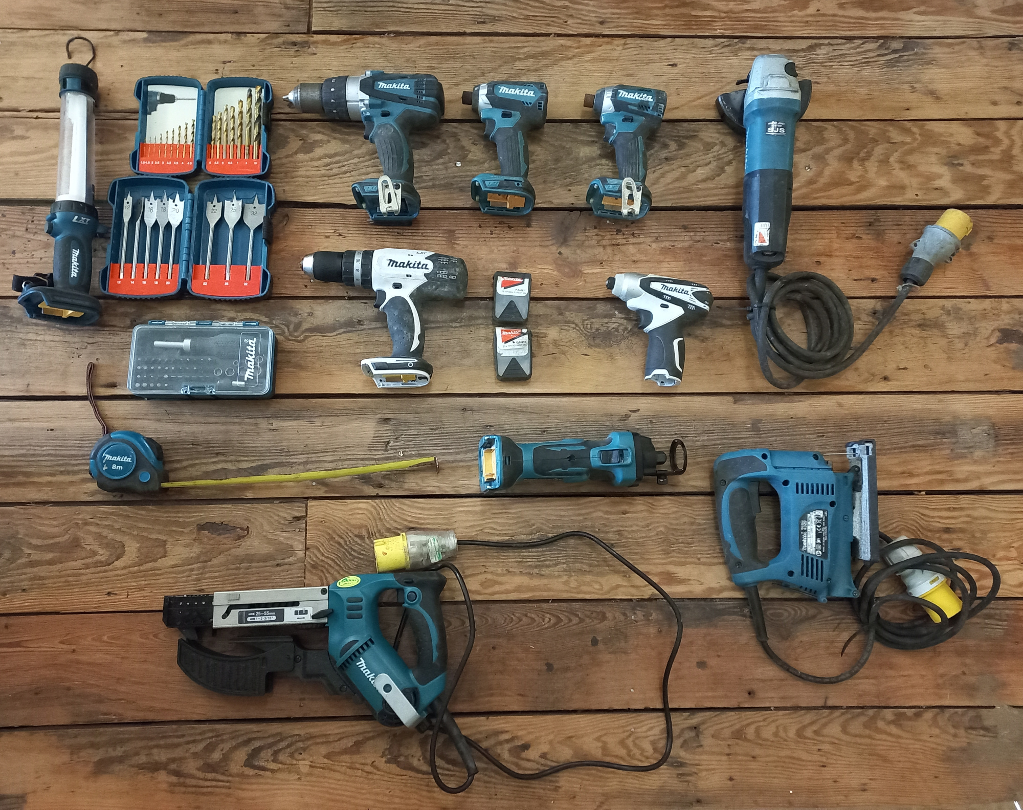 A large Makita carry bag with a quantity of power tools including nail gun, drills, jigsaw, angle - Bild 2 aus 2