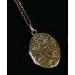 A 9ct gold locket and chain featuring engraved floral motif. 3.7g.