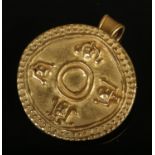 A yellow metal brooch/pendant formed as an ancient style coin. Total weight 6.65g.