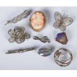 A quantity of silver and white metal brooches. Includes cameo, filigree, butterfly example, etc.