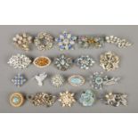 Twenty costume jewellery brooches, to include wirework, bird and floral examples. Stones missing