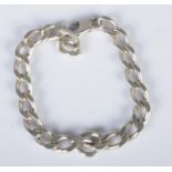 A silver curb link bracelet. 30g