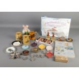 A collection of Wade to include boxed Animates Snowlife Crackers, Dog basket dishes, Natwest pig,