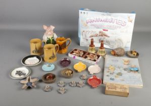 A collection of Wade to include boxed Animates Snowlife Crackers, Dog basket dishes, Natwest pig,