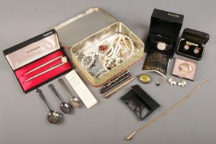 A tin of costume jewellery and pens. Includes 14ct gold nib fountain pen, cased Parker two pen