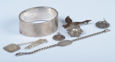 A collection of silver and white metal jewellery, to include hinged silver bangle (Birmingham, 1954,