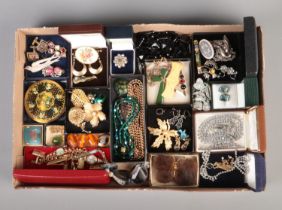 A tray of assorted vintage costume jewellery, to include jade coloured crucifix pendant, powder