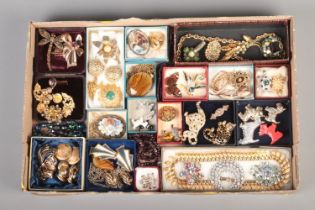A tray of assorted vintage costume jewellery, to include animal brooches, large pendant necklaces