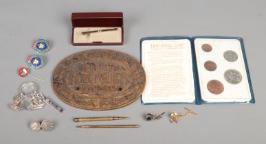 An assortment of collectables, to include Ratner safe plate, 9ct Gold masonic collar stud (0.4g),