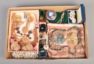 A tray of vintage costume jewellery, to include wirework bow brooch, Indian pendant on chain,