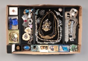 A tray of vintage costume jewellery, containing a ceramic floral brooch, Scottish brooches, belt