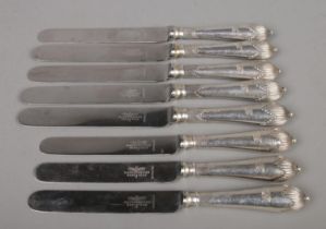 Eight silver handled and stainless steel bladed knives. In two sizes, assayed for Sheffield, 1927.