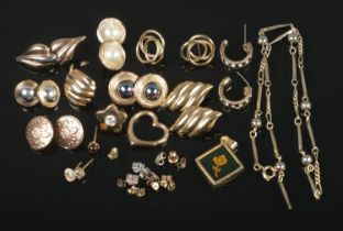 An assortment of yellow metal jewellery (untested, 23.25g), mainly earrings, along with small