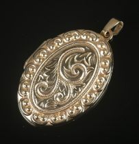 A 9ct gold locket featuring scroll decoration to front. Total weight 4.5g.
