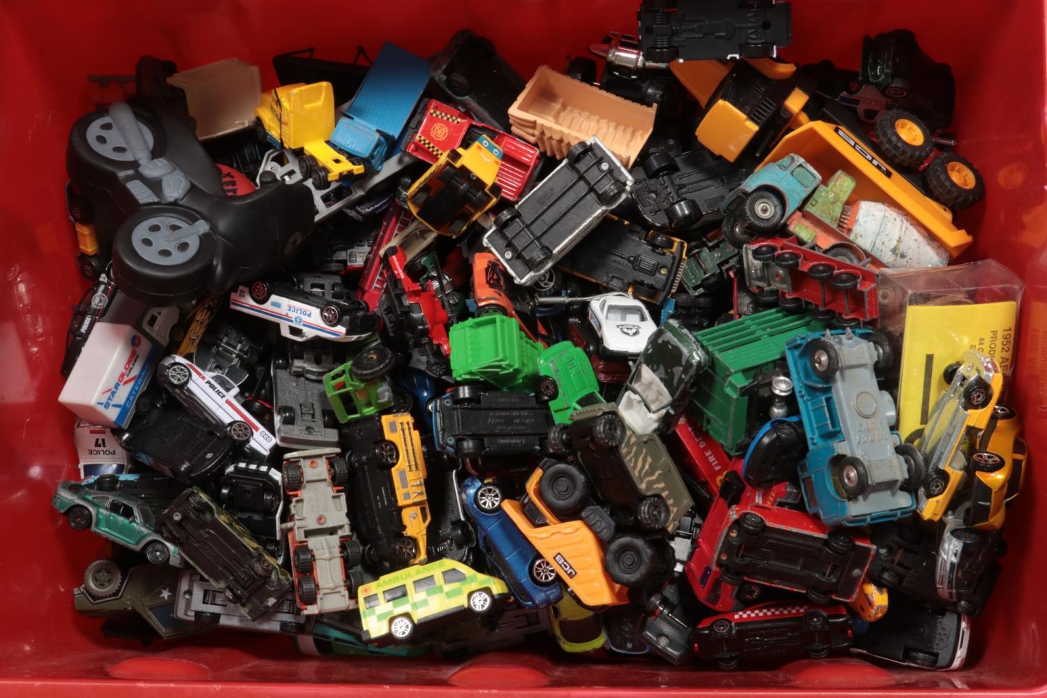 A box of diecast and other model vehicles including Corgi, Matchbox and Realtoy examples. - Image 3 of 3