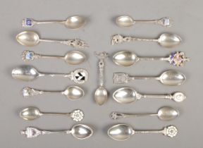 Fifteen silver souvenir spoons. Some stamped with British hallmarks, the rest stamped 800. 172g.