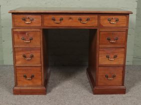 A Georgian style mahogany knee hole desk featuring nine drawers. Approx. dimensions 105cm x 59cm x