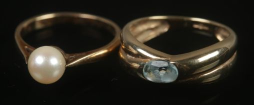 Two 9ct gold rings one set with aquamarine stone and one set with single cultured pearl. Both