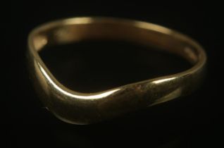 An 18ct gold wishbone ring. Size L, 1.31g.