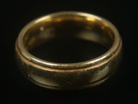 An 18ct gold wedding band. Total weight 8.39g, size L.