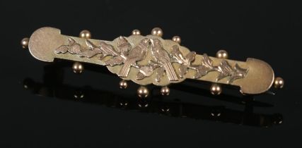 A 9ct gold bar brooch decorated with birds on a branch. 1.63g.