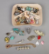 A collection of costume jewellery to include pendants, brooches, rings, etc.