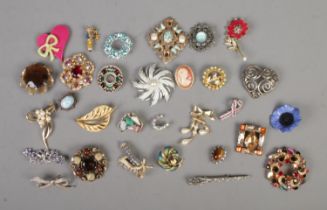 A collection of assorted costume jewellery brooches to include floral, horseshoe, feather and