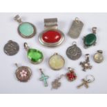 A quantity silver pendants. Includes reptile, cross, malachite example, etc. Gross weight 106g.