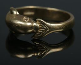A 9ct gold ring in the form of a dolphin. Size Q, 3.6g.