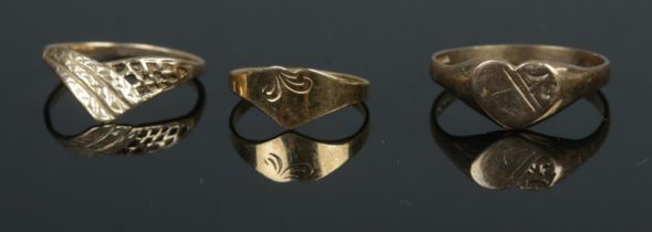 Three 9ct gold rings to include signet and wishbone examples. Total weight 2.7g.