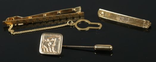 A 9ct gold bar brooch along with a 9ct gold tie clip and 9ct gold stick pin. 5.94g.