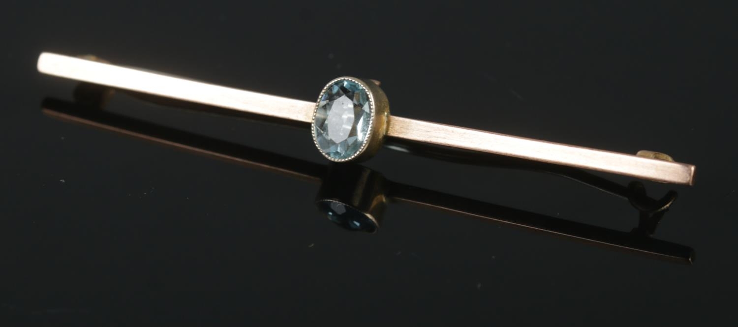 A 9ct gold aquamarine bar brooch. 3.12g.