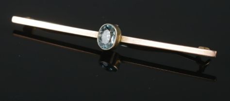 A 9ct gold aquamarine bar brooch. 3.12g.