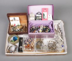 A tray of assorted costume jewellery in jewellery boxes to include bracelets, necklaces, earring