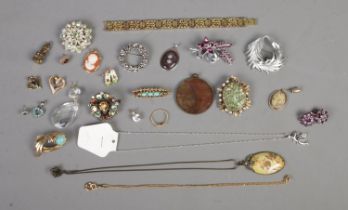 A small collection of assorted costume jewellery brooches and pendant to include Masj 1995 butterfly