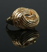 An 18ct gold ring with rope twist decoration. Size Q 1/2. 7.54g.