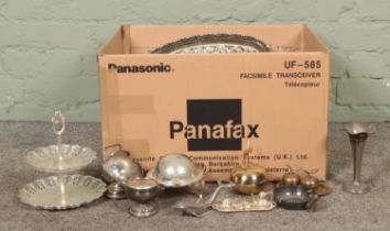 A box of assorted metalwares, to include silver plate, Viners, Bengal siler spoons, posy vases and