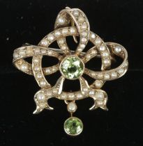 A Victorian peridot & seed pearl pendant/brooch. 3.9g.