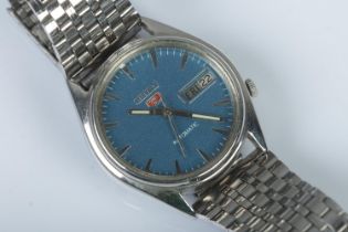 A Gent's Seiko 5 automatic wristwatch, with blue dial, baton markers and day/date display. On