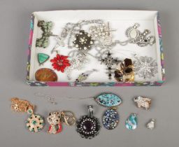 A tray of assorted necklaces and loose pendants to include floral, penguin and terrazzo examples.