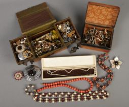A quantity of costume jewellery. Includes cuff links, brooches, earrings, rings, etc.
