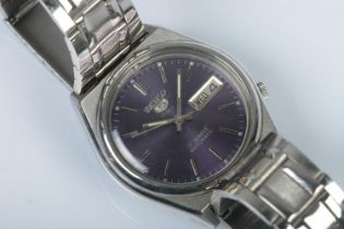 A Gent's Seiko 5 automatic wristwatch, with 17 jewel movement, purple dial, baton markers and day/