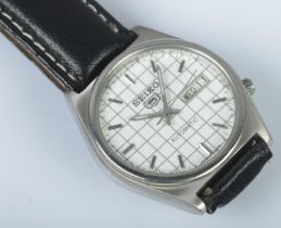 A Gent's Seiko 5 automatic wristwatch, with white chequered dial, baton markers and day/date