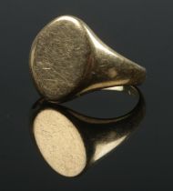 An 18ct gold signet ring. Size S. 8.43g.