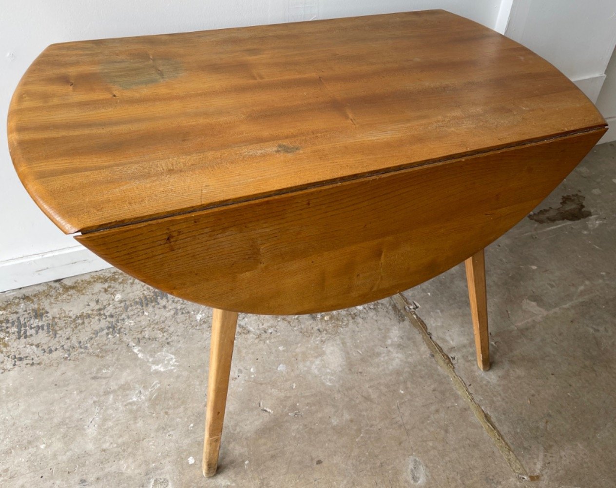 STAR ERCOL FURNITURE PIECE!A light oak round two-leaf folding dining table with 4 spindle ERCOL - Image 3 of 3
