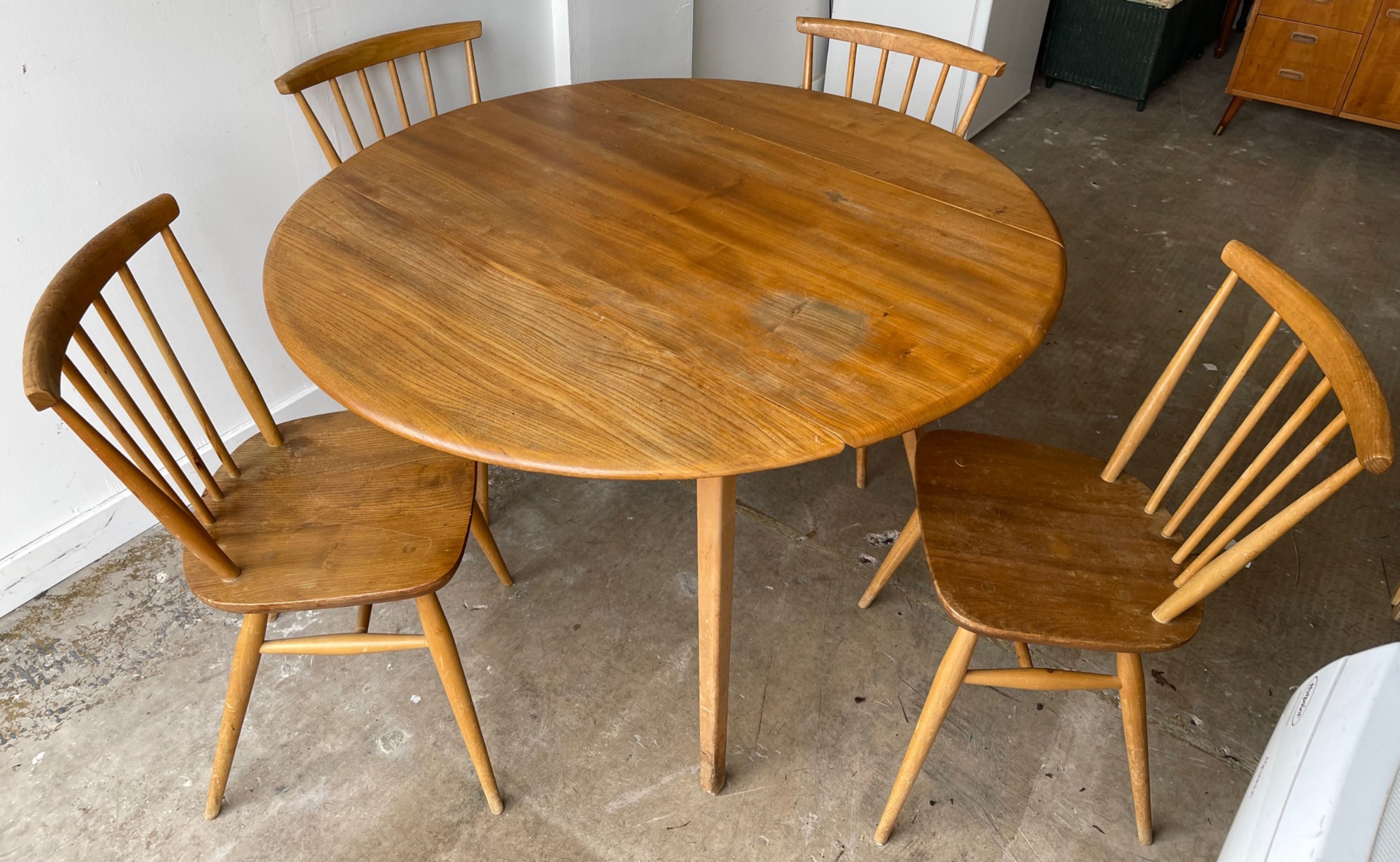 STAR ERCOL FURNITURE PIECE!A light oak round two-leaf folding dining table with 4 spindle ERCOL