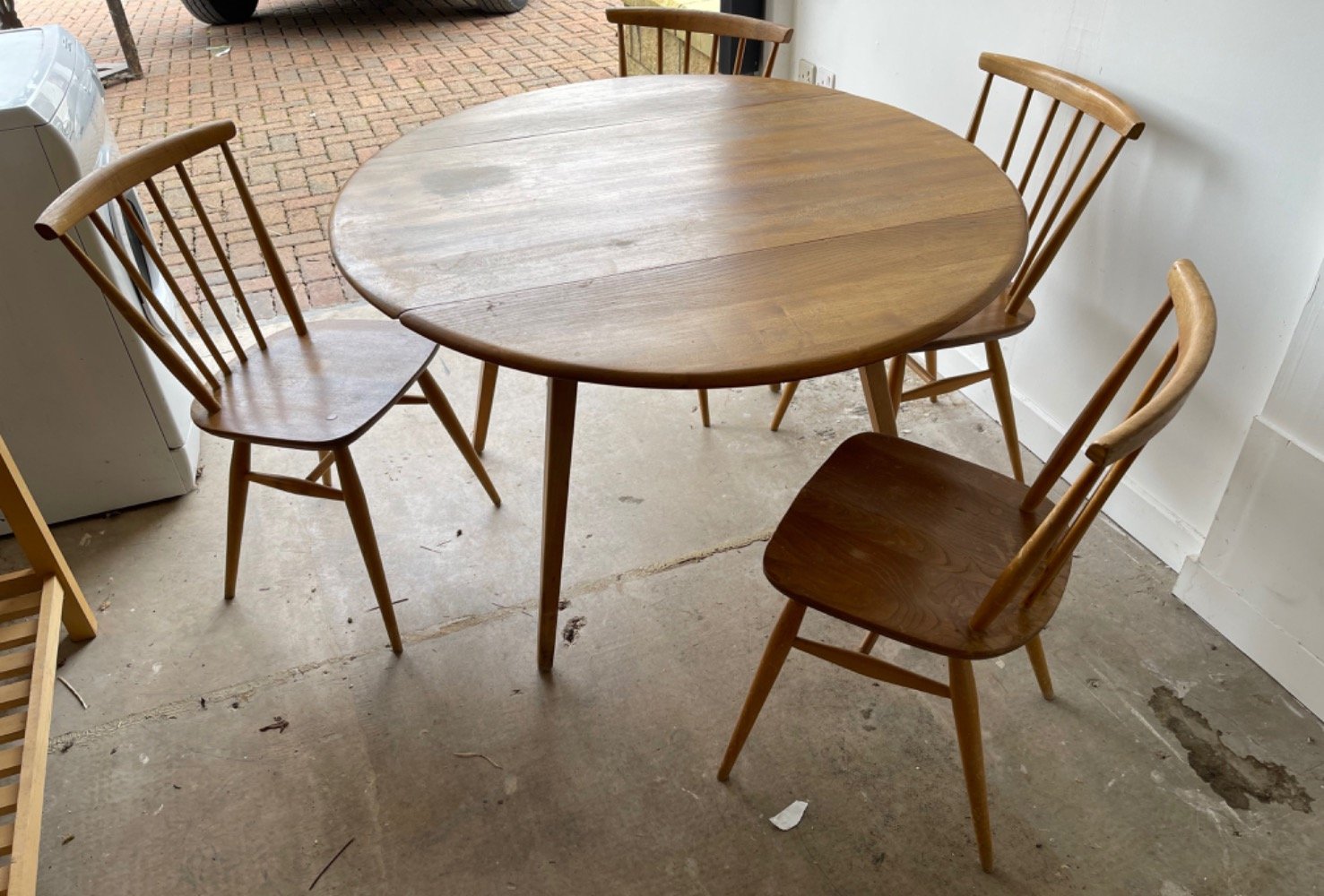 STAR ERCOL FURNITURE PIECE!A light oak round two-leaf folding dining table with 4 spindle ERCOL - Image 2 of 3