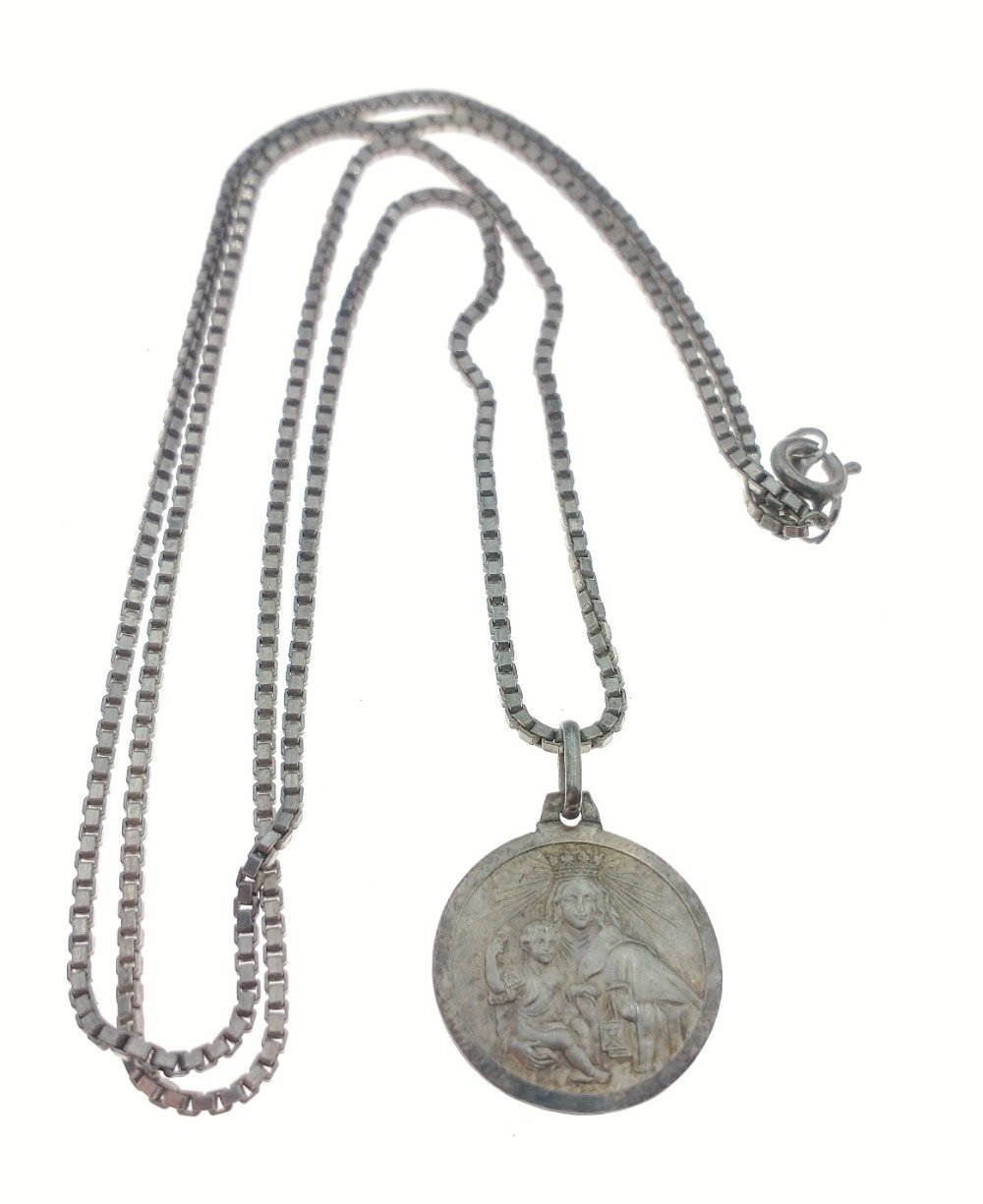 A silver St Christopher on a 925 marked chain 54cm long, weight 9.05g - Image 2 of 3